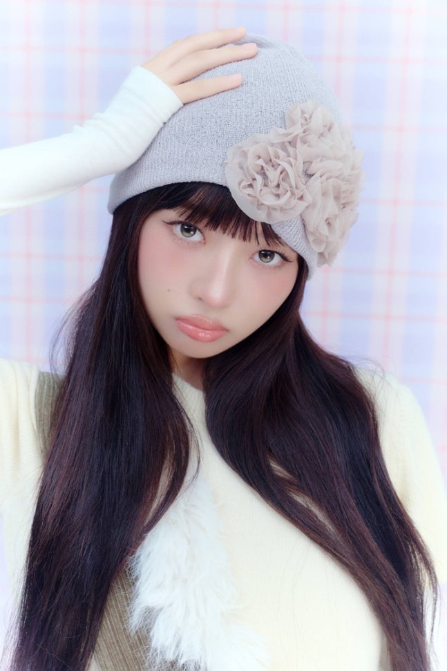 IVE member Rei wearing a grey beret with a flower